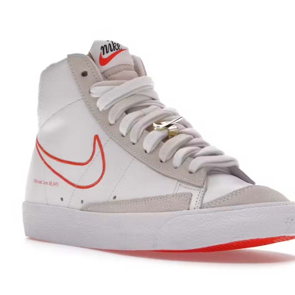Nike Blazer Mid 77 SE                     High-Top Sneakers in White and Orange